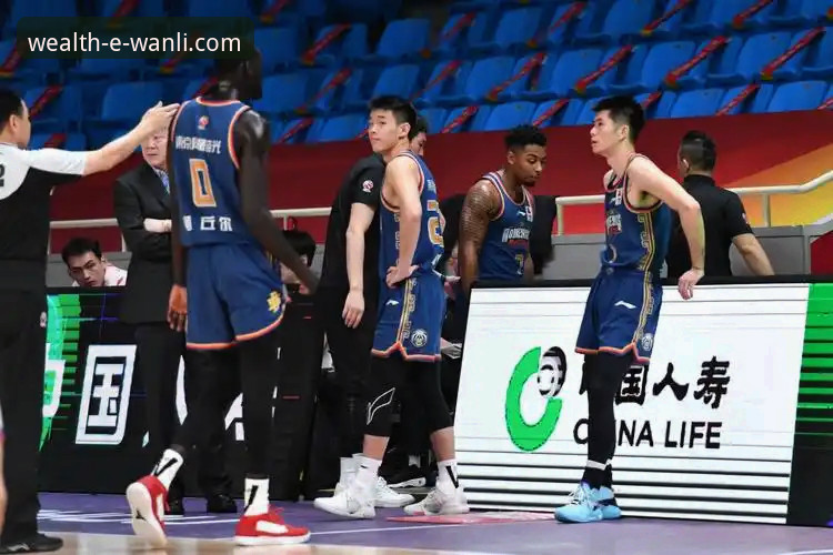 皮特森的火力全开 vs 麦基的孤胆英雄：一场逆转背后的战术博弈